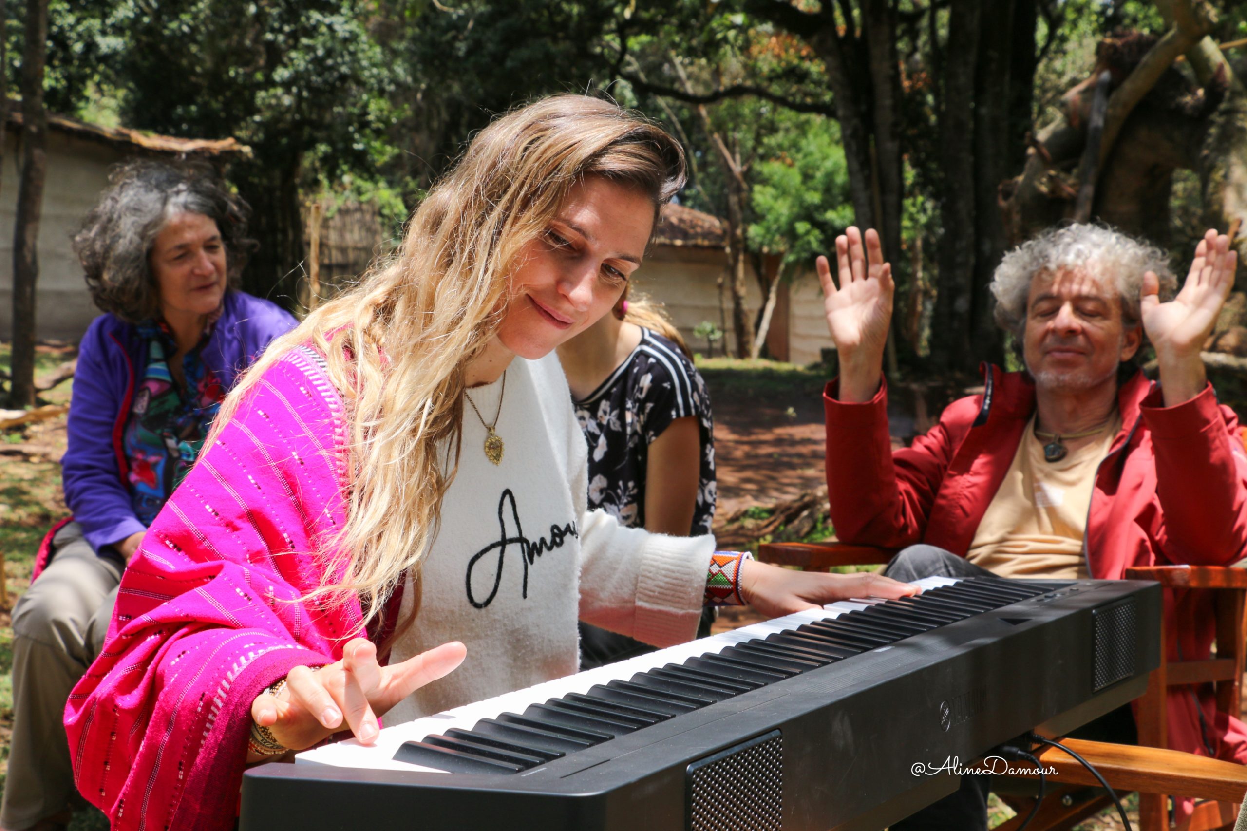 Aline Damour au piano de Marc Vella en terre Maasaï